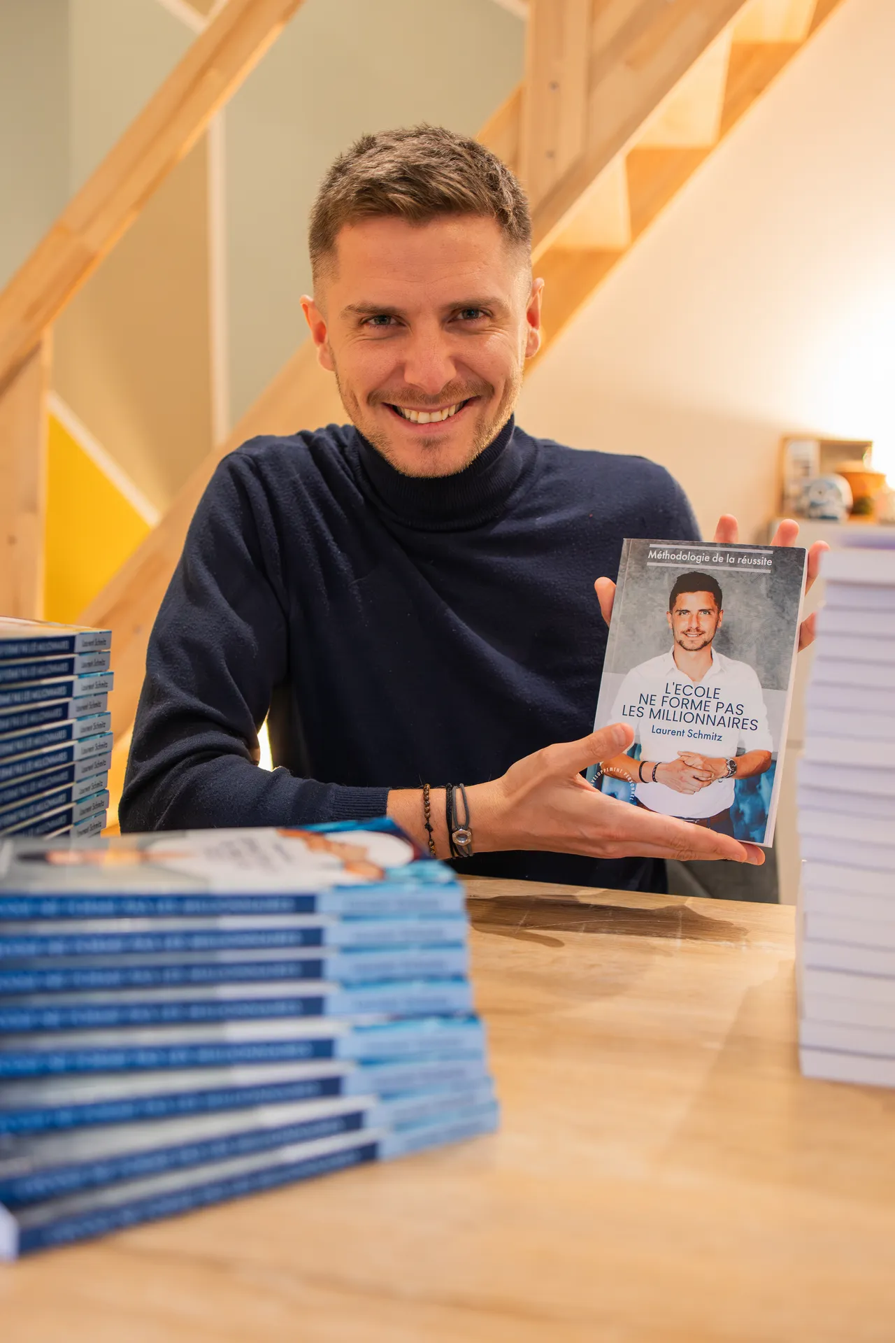 Laurent Schmitz présentant son livre L'école ne forme pas les millionnaires